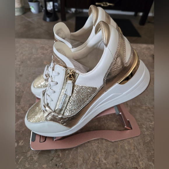 Michael Kors Women's Darby Metallic Wedge Pale Gold Sneakers. Size: 10 - Picture 4 of 8
